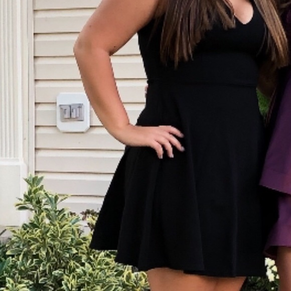 Black lulus V-neck halter dress - Picture 6 of 7